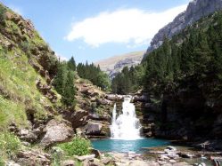 cola-de-caballo-waterfall-pyrenees